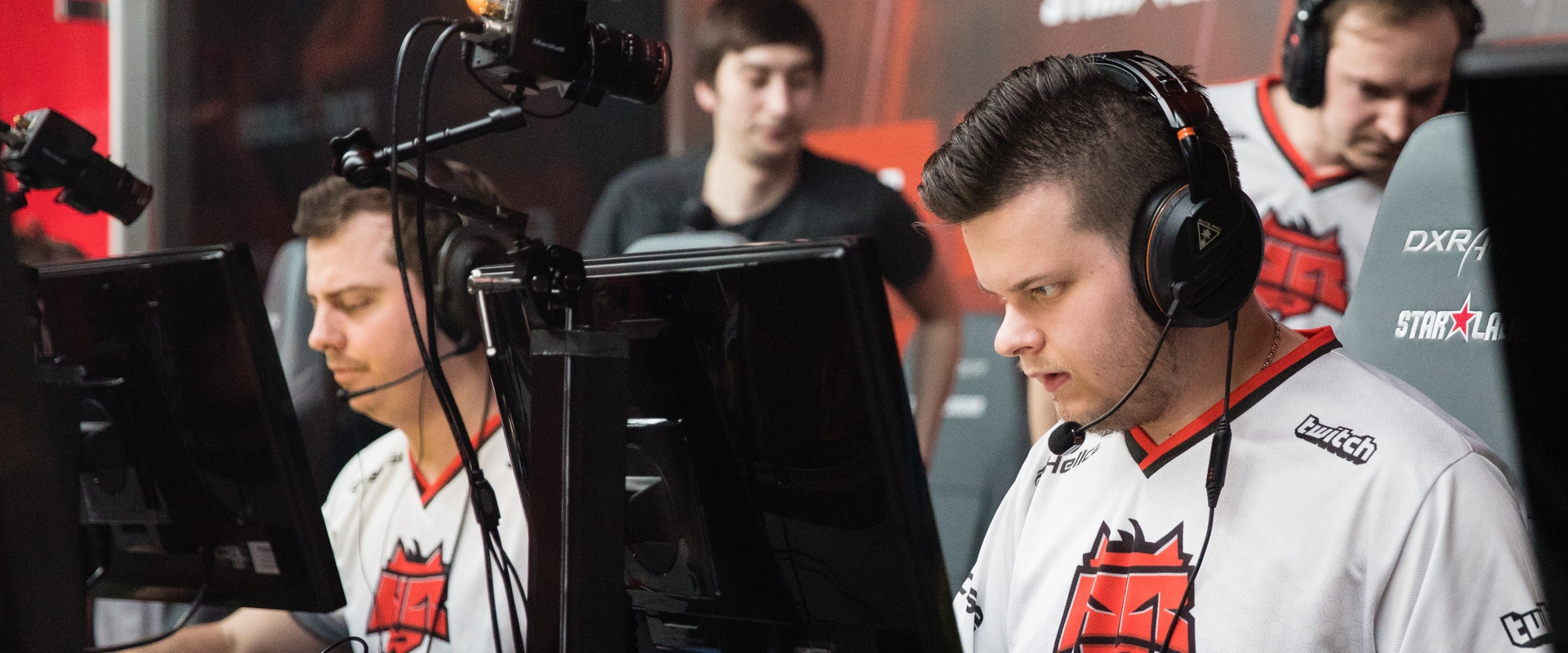 Top 4-ben a HellRaisers! Íme DeadFox egygolyós fejese