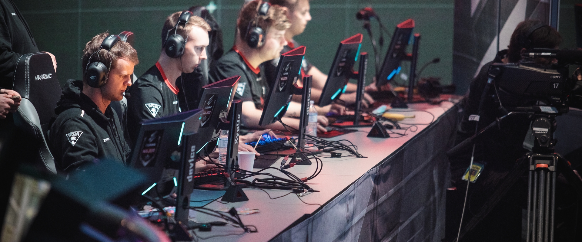 Az Astralis és a Splyce vezeti a két régió tabelláját az első nap után.