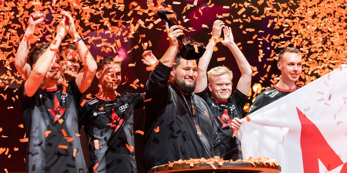 CS:GO - Zonic a repülőutakon készítette el a sikeres diplomamunkáját