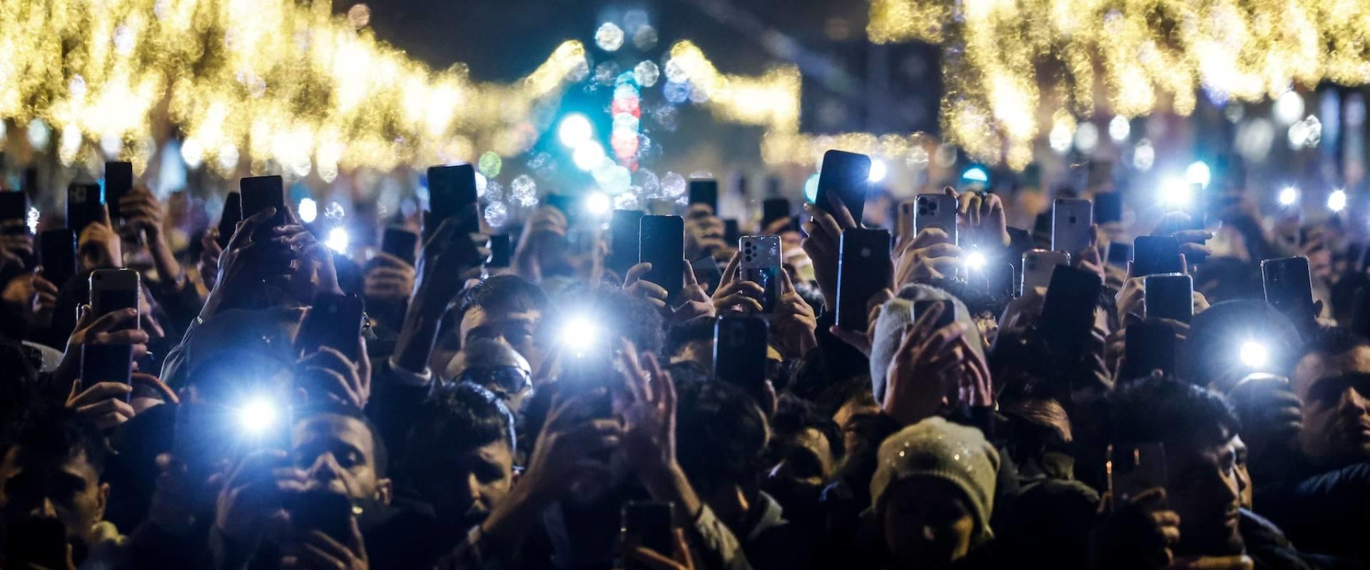 Az internet kiborult azon, ahogy a franciák ‘ünnepelték’ a Szilvesztert