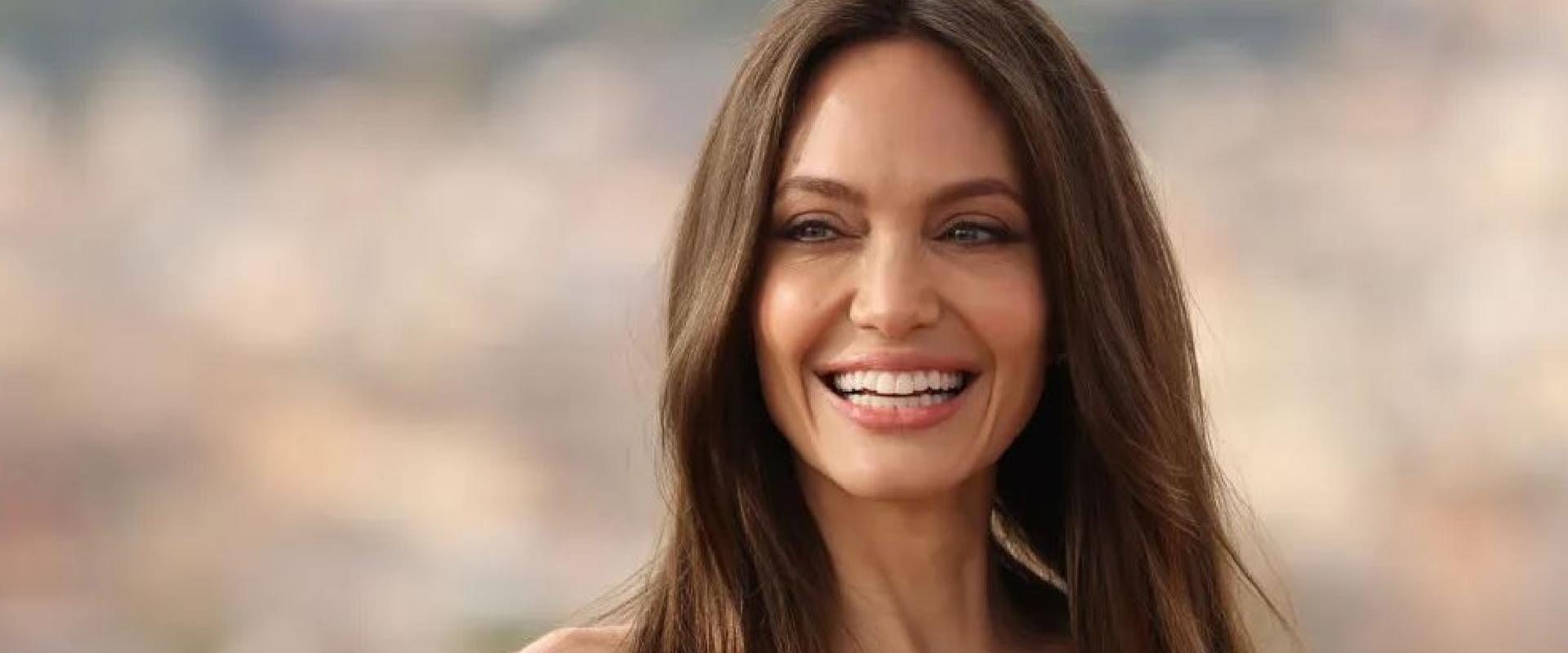 Angelina Jolie-ból operaénekesnő lett, és milyen jól áll neki