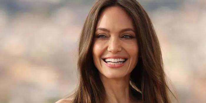 Film és Sorozat - Angelina Jolie-ból operaénekesnő lett, és milyen jól áll neki