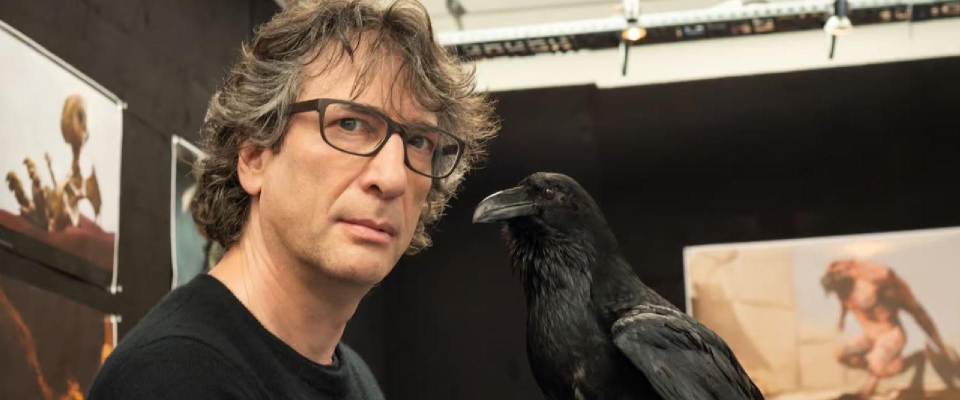 A nemi erőszakkal vádolt Neil Gaiman önként visszalépne az Elveszett próféciák mögül