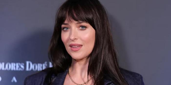 Film és Sorozat - Dakota Johnson erotikus filmjét játszották le a Qantas utasainak, a légitársaság bocsánatot kért