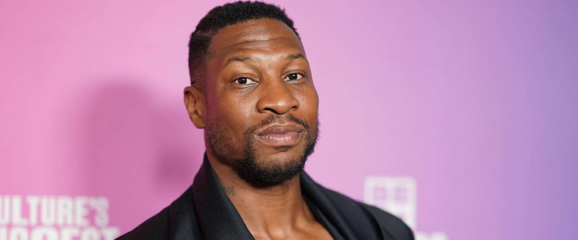 Ejtette a vádakat volt barátnője Jonathan Majors, a Marvel-filmek sztárja ellen