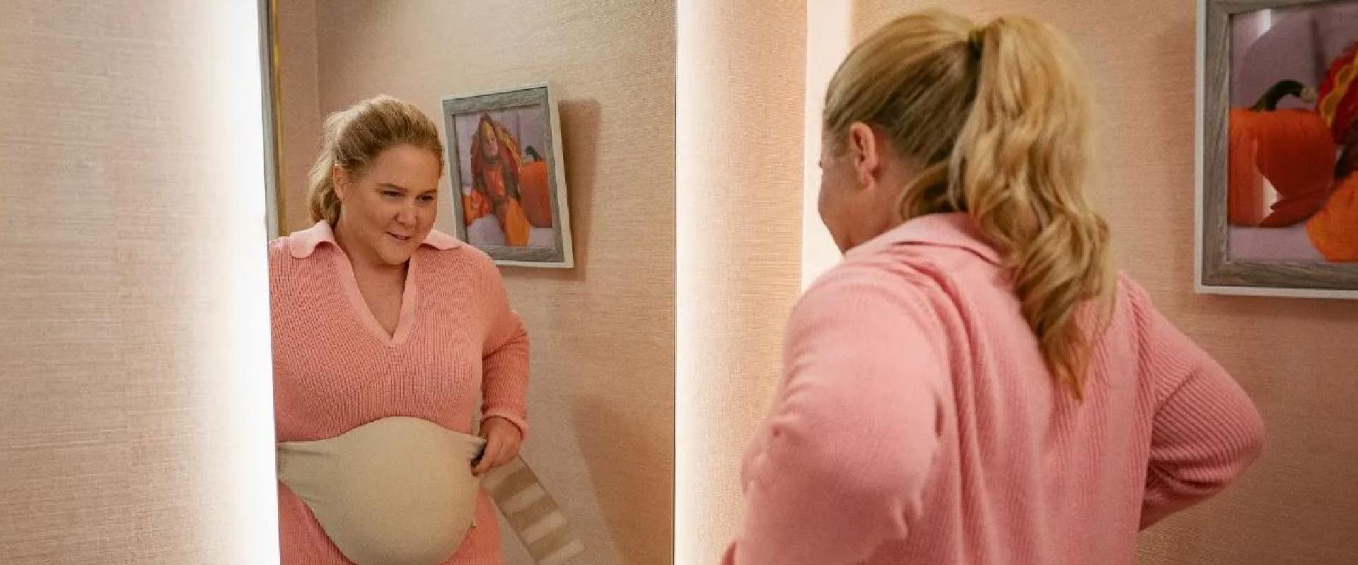 Amy Schumer úgy tesz, mintha babát várna a Majdnem terhes első előzetesében