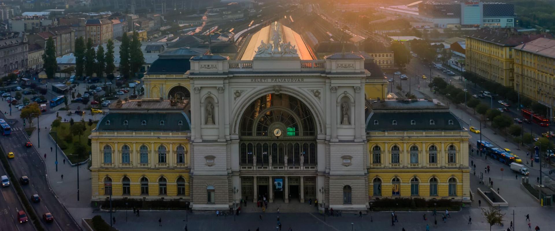 Felmászott a Keleti pályaudvar tetejére a youtuber, ezt találta ott