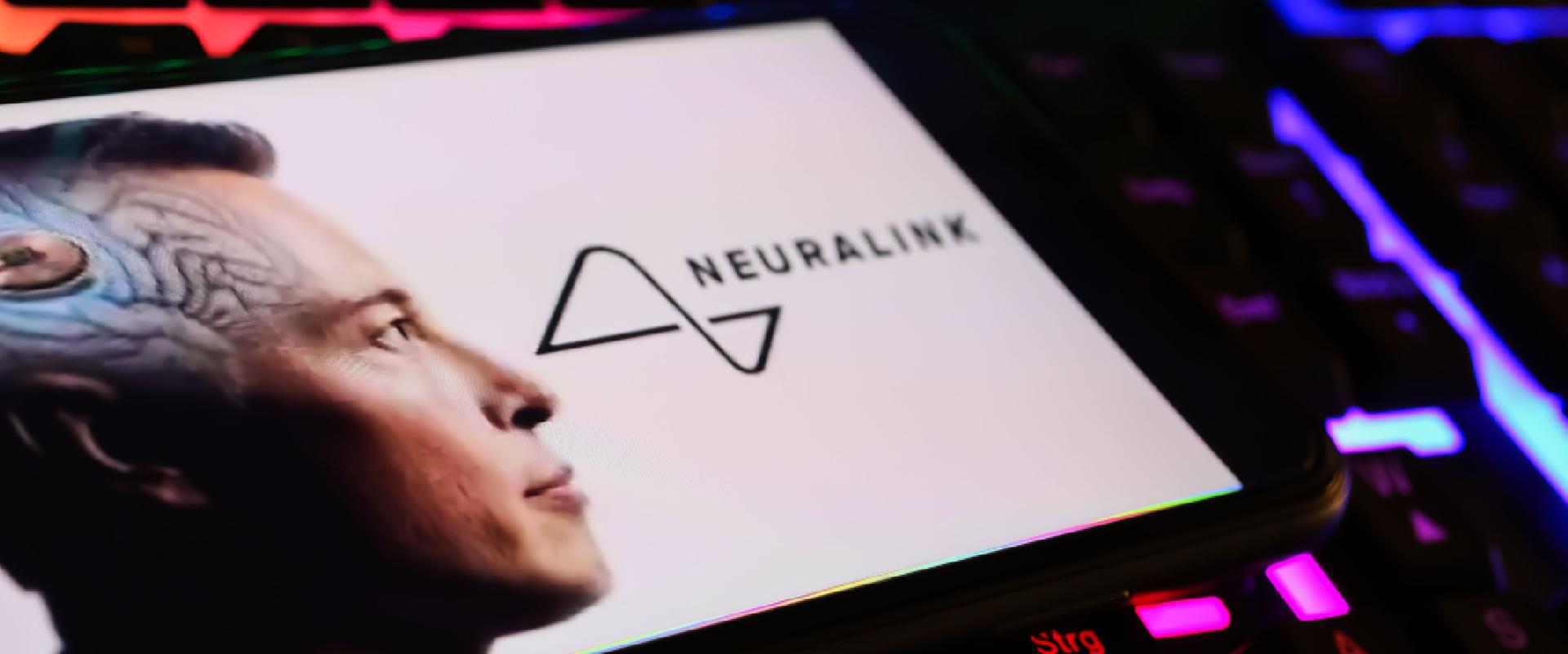 Videón, ahogy a Neuralink agyi chipjével valaki egy gondolattal irányított robotkarral ír