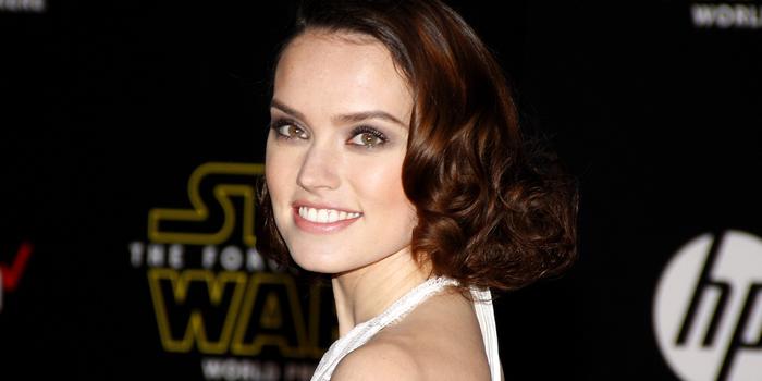 Film és Sorozat - Daisy Ridley beszélt kicsit az új Star Wars-filmről, majd közölte: szívesen lenne Bosszúálló is