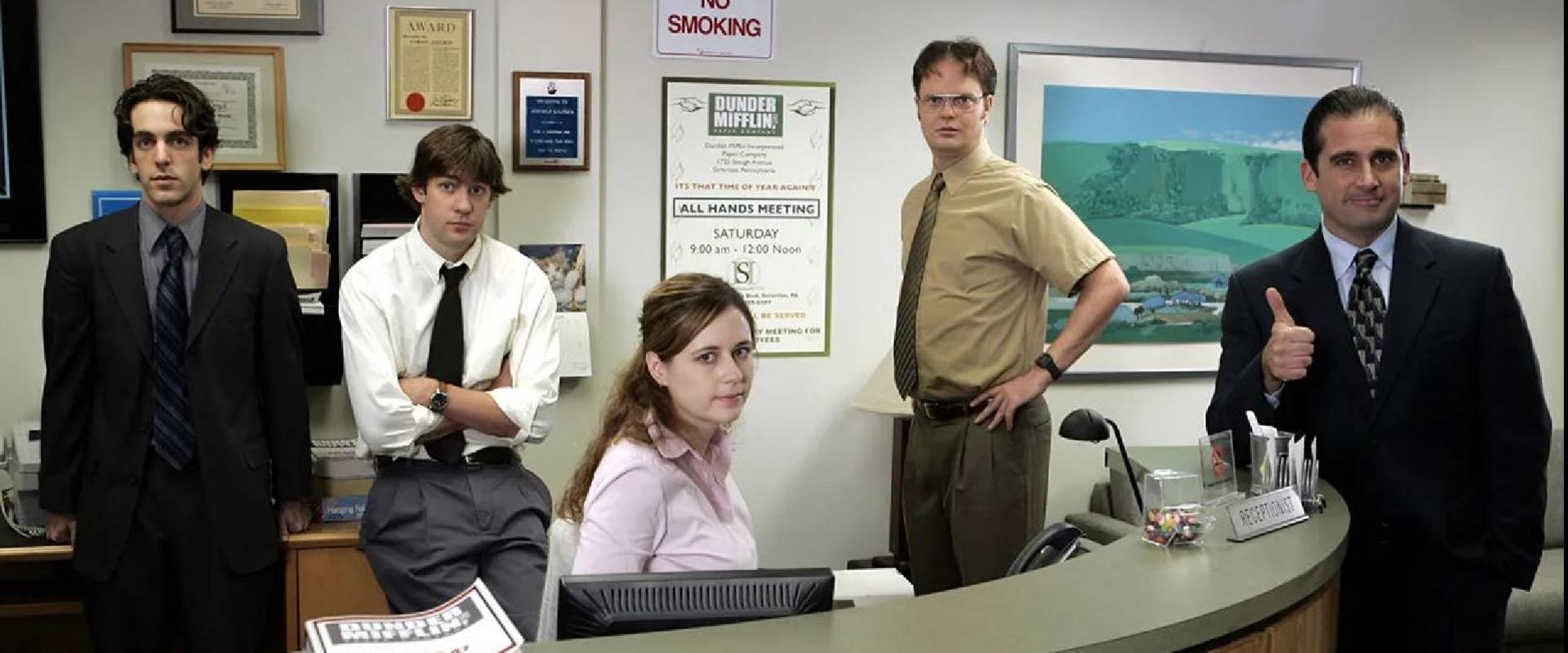 Megvan, melyik hónapban jön az újságírós The Office – íme az első hivatalos fotó!