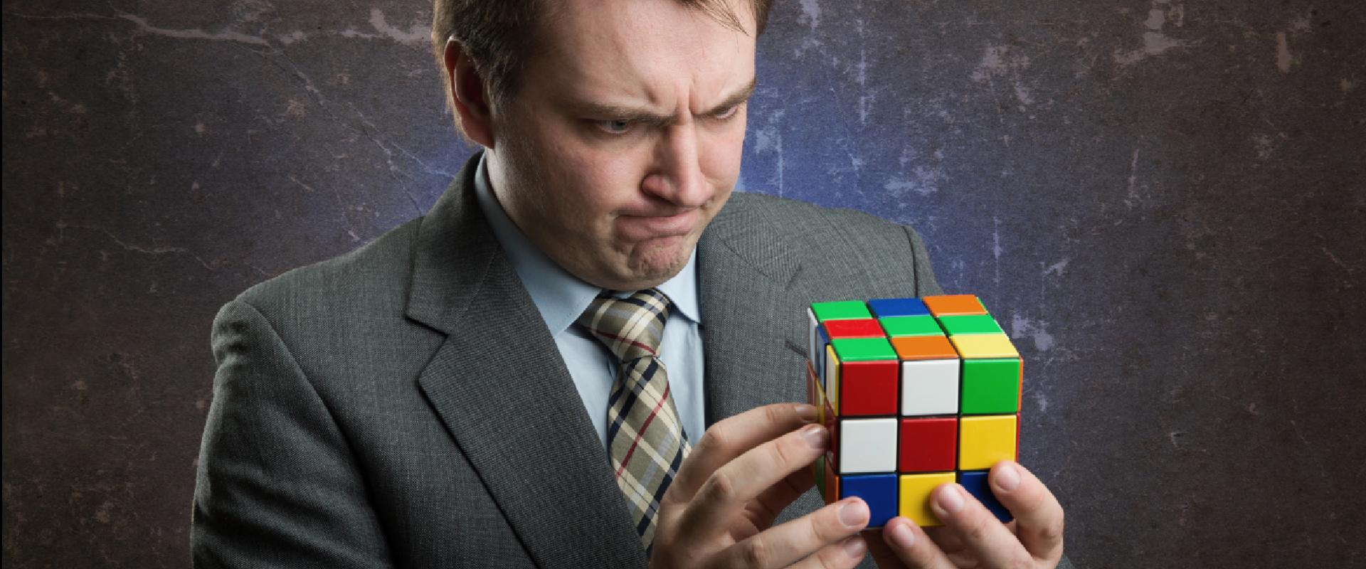 Videón a robot, ami úgy rakja ki a Rubik-kockát, hogy szinte észre sem veszed