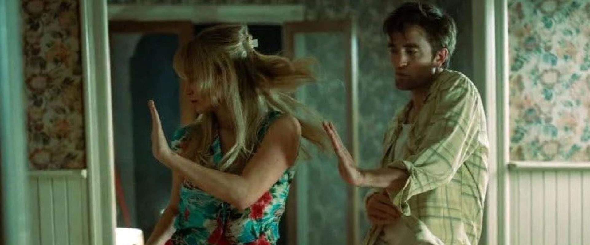 Nagyon furcsa ízelítőt kapott Robert Pattinson és Jennifer Lawrence sötét komédiája