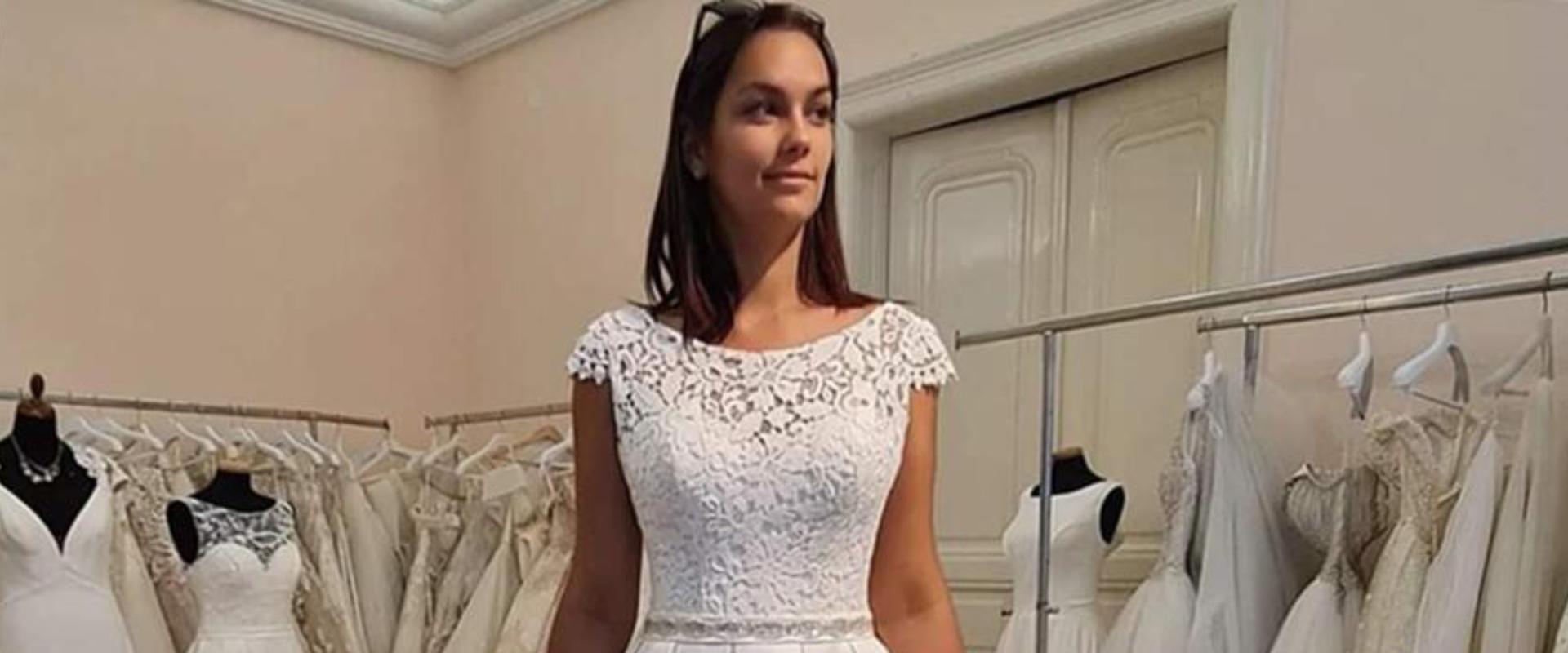Segítőkész kiszolgálás egy esküvői ruhaszalonban
