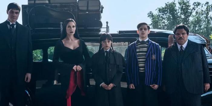 Film és Sorozat - Az új Wednesday-betekintőben végre reflektorfénybe kerül a galád család is