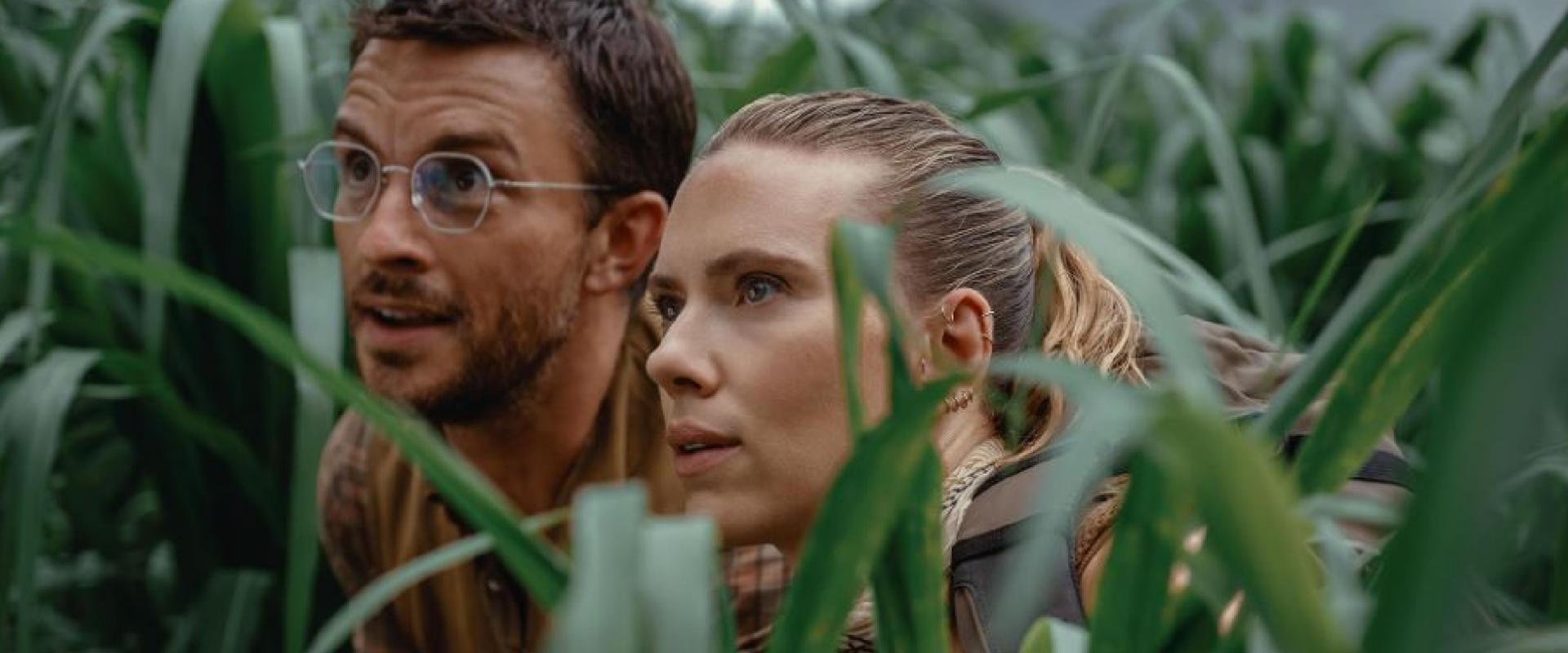 Scarlett Johansson dinókra vadászik, a rajongók pedig bébi raptoros popcorn vödörre