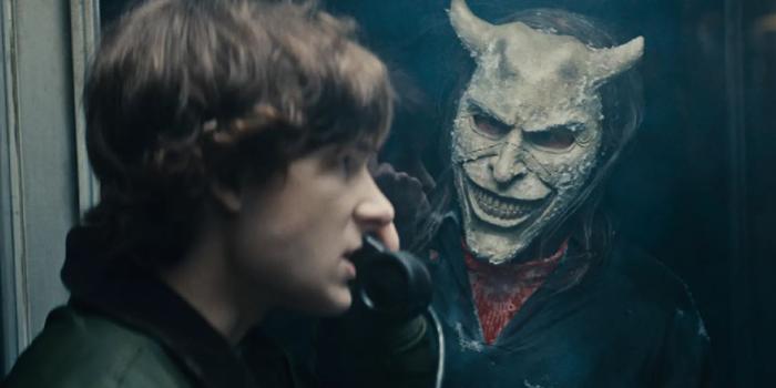 Film és Sorozat - Ethan Hawke újra portyázik – befutott a Fekete telefon 2 teljes előzetese