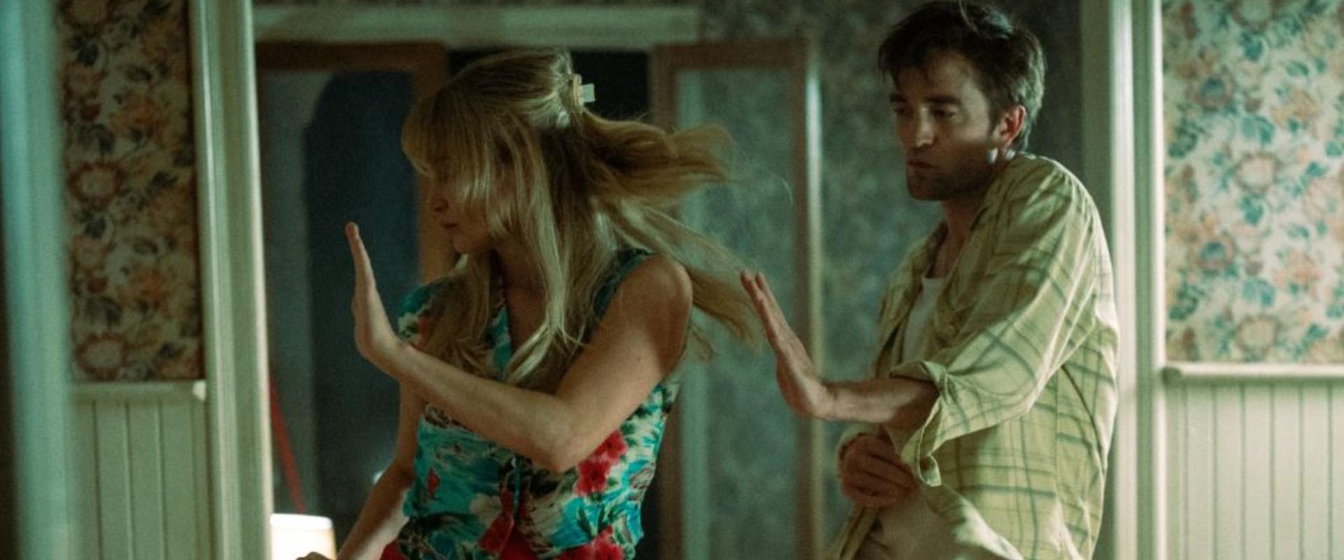 Kiderült, mikor jön a mozikba Robert Pattinson és Jennifer Lawrence nyomasztó románca