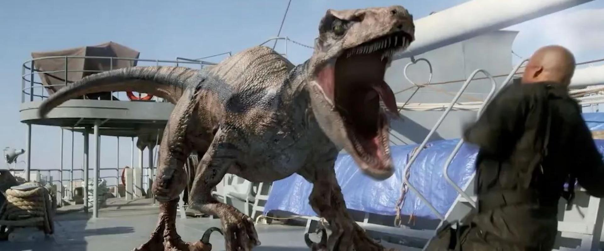 A  Sharknado producerétől érkezik a szegény ember Jurassic Worldje – Előzetes