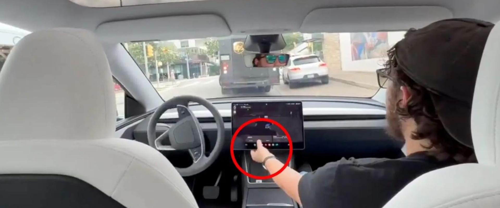 A videók alapján a Tesla robottaxija úgy vezet, hogy mi inkább gyalog mennénk