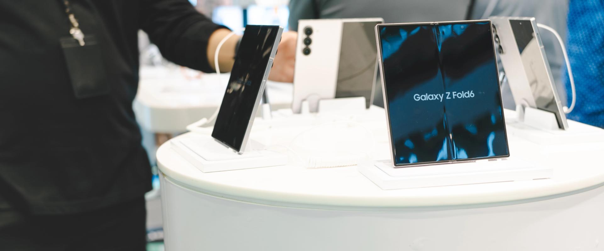 Kiábrándító aksival és IP-minősítéssel jöhet a Samsung új csúcsmobilja