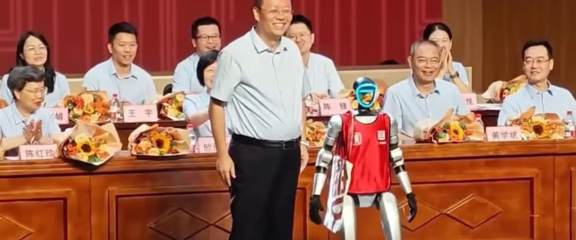 Érettségit szerzett egy robot egy kínai gimiben
