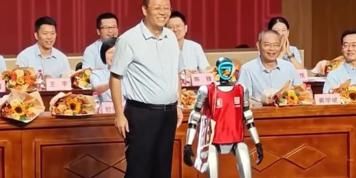 Gaming - Leérettségizett egy robot egy kínai középiskolában
