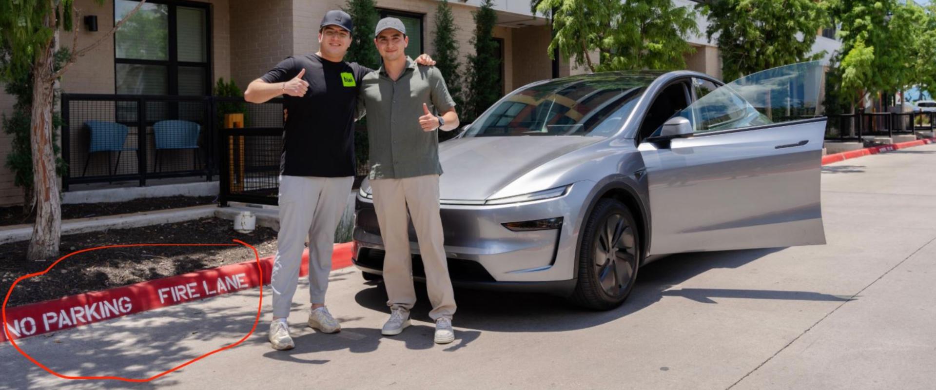 A Tesla büszkén mutatta be első teljesen önvezető autóját… tilosban parkolva