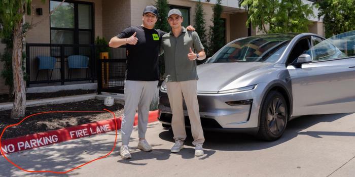 Gaming - A Tesla büszkén mutatta be első teljesen önvezető autóját… tilosban parkolva