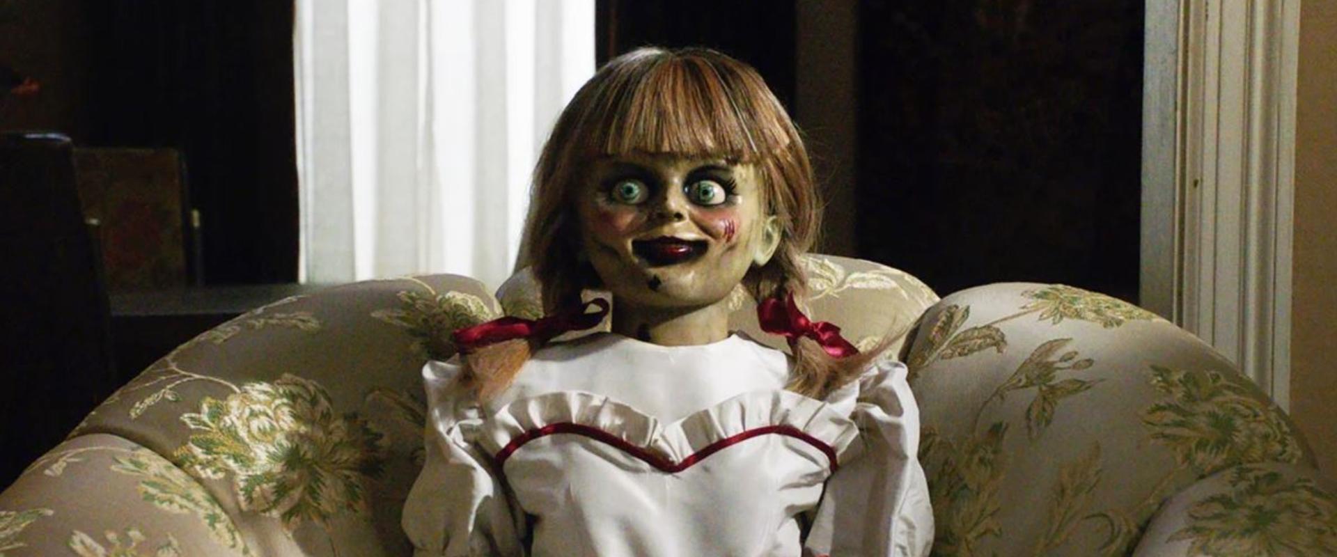 Köszönjetek szépen Annabelle hátsójának, ahonnan közvetlenül ehető a pattogatott kukorica