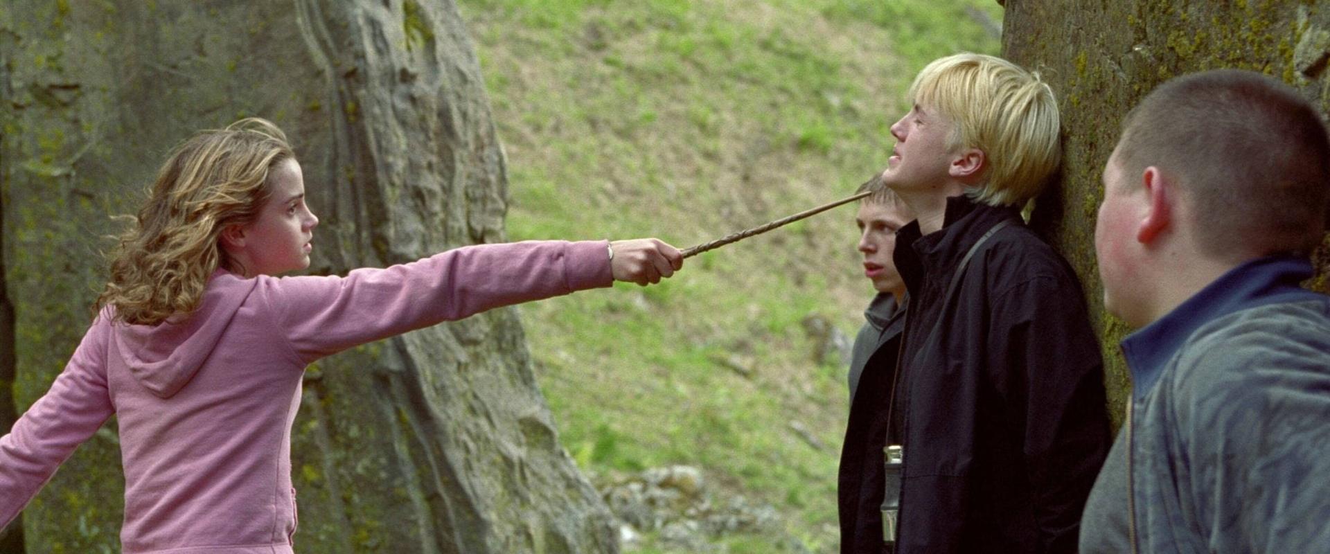 Te piszkos kis sárvérű! Friss forgatási fotókon bukkan fel az új Hermione és Draco Malfoy