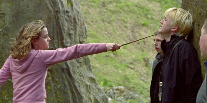 Film és Sorozat - Te piszkos kis sárvérű! Friss forgatási fotókon bukkan fel az új Hermione és Draco Malfoy