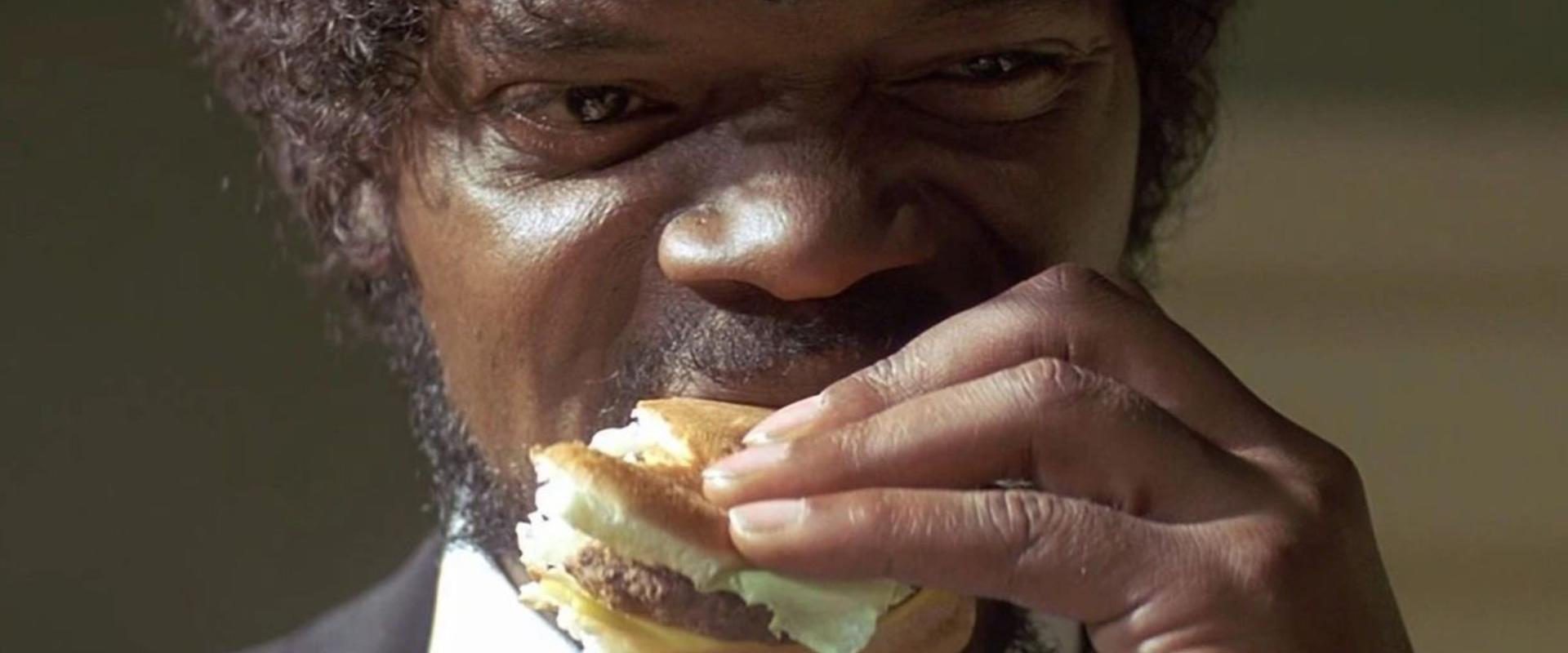 Két Big Kahuna Burger rendel – Ponyvaregény utalás is lesz a Volt egyszer egy… Hollywood folytatásában