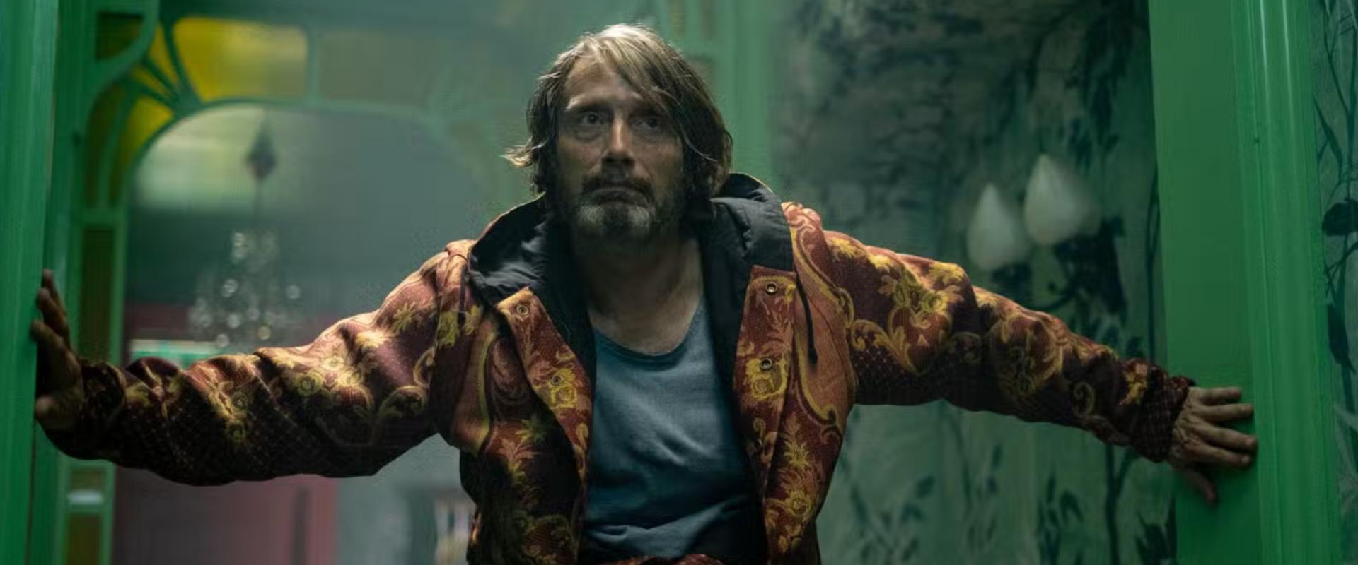 Mads Mikkelsen szörnyeket kaszabol az itthon forgatott Dust Bunny első, vagány előzetesében