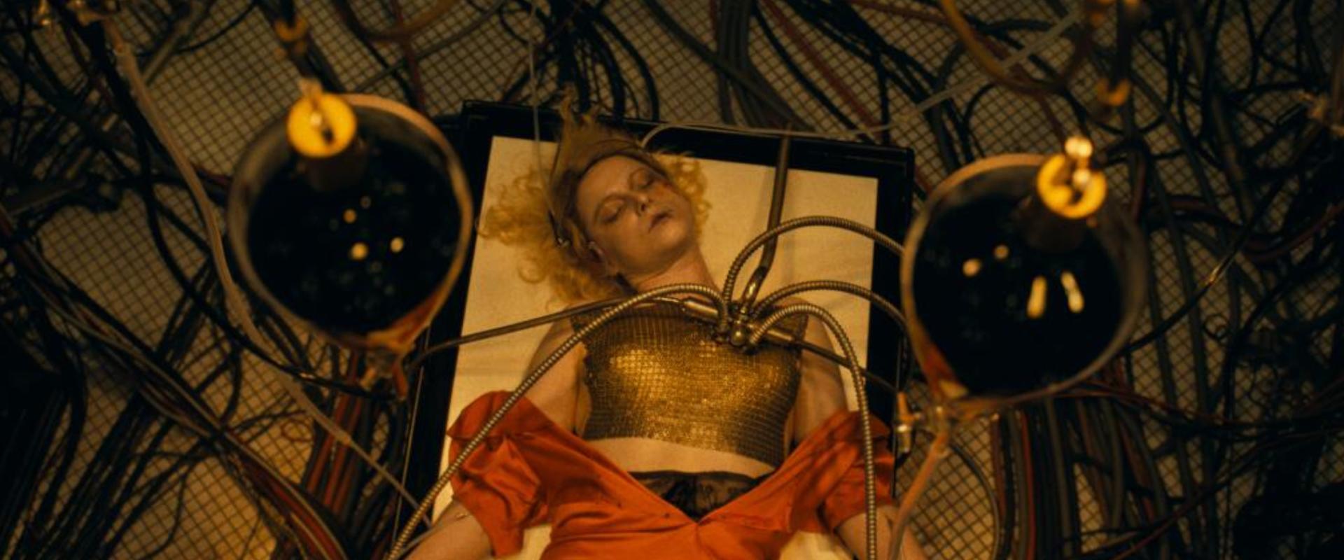 Beteg művészhorrornak ígérkezik Maggie Gyllenhaal kifacsart Frankenstein-mozija