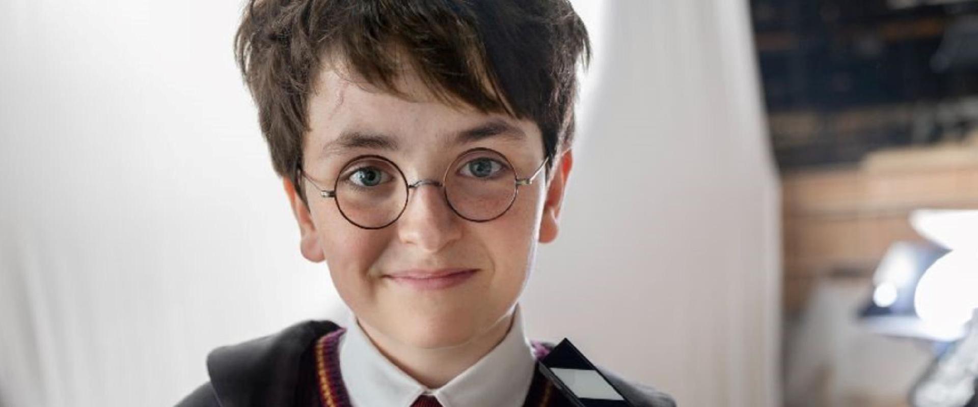 Rögtön az elején egy olyan jelenettel indít a Harry Potter-sorozat, amit a filmek kihagytak