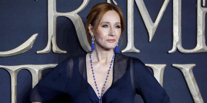 Film és Sorozat - J. K. Rowling jót nevetett egy Emma Watson interjúját kifigurázó paródiavideón