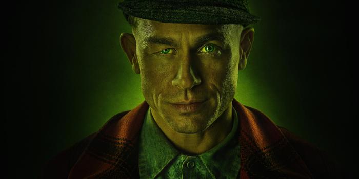 Film és Sorozat - Charlie Hunnam majdnem megbánta, hogy elvállalta a Szörnyeteg: Az Ed Gein-sztori főszerepét