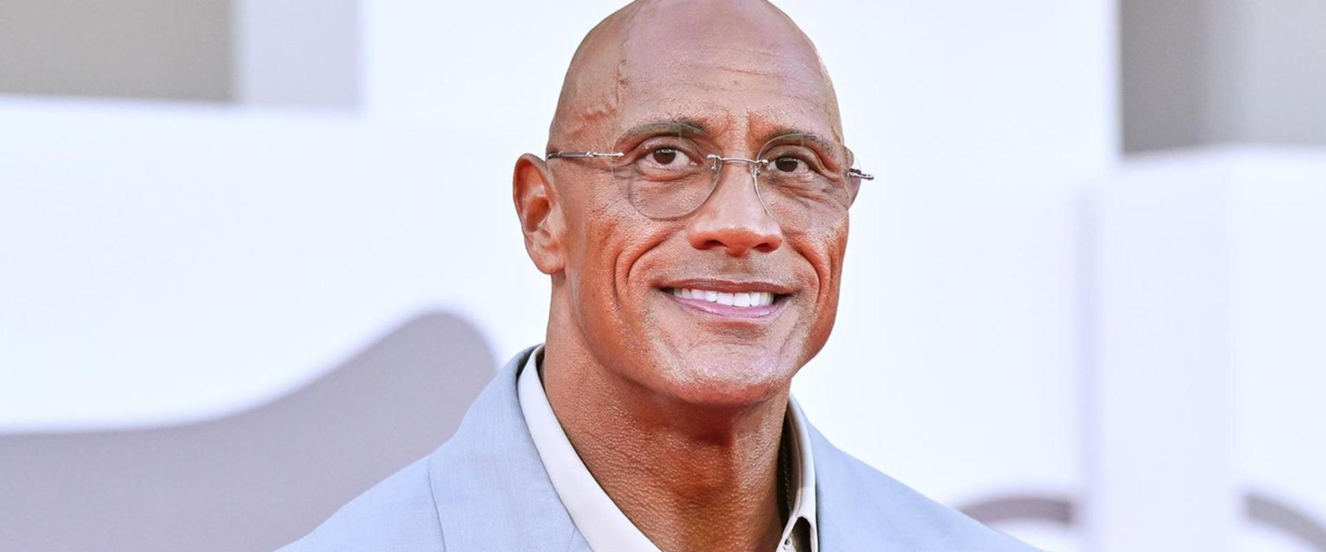 Dwayne Johnson egy 75 éves férfit alakít új filmjében, akinek a legjobb barátja egy csirke