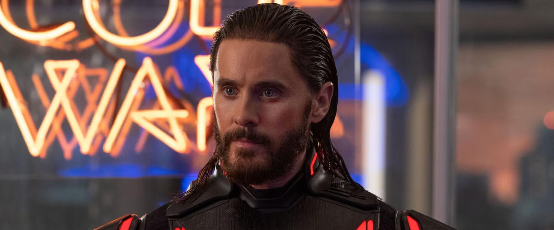 A neonpiros háttérben motorozó Jared Leto látványos, de lapos az újságírók szerint