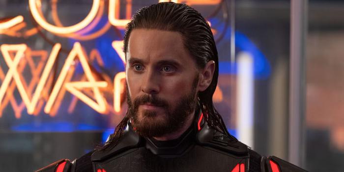 Film és Sorozat - A neonpiros háttérben motorozó Jared Leto látványos, de lapos az újságírók szerint