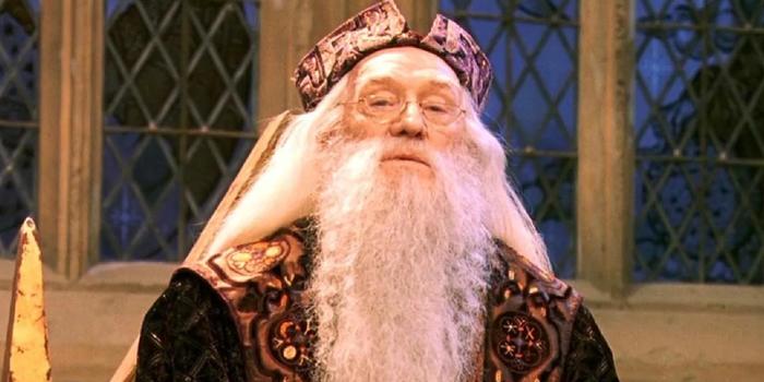 Film és Sorozat - Ezt meg kell inni, az egészet meg kell inni! Lesifotókon az új Albus Dumbledore
