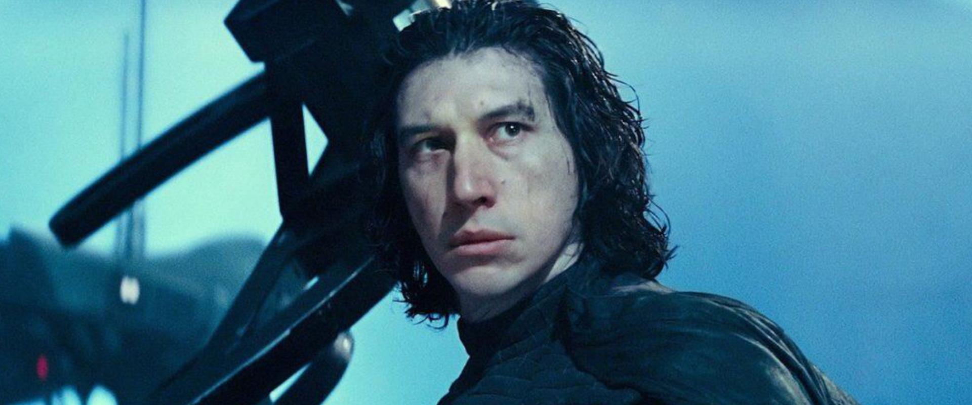 A Netflix túszdrámájában Adam Driver egy kamionos pihenőhelyre keveredik