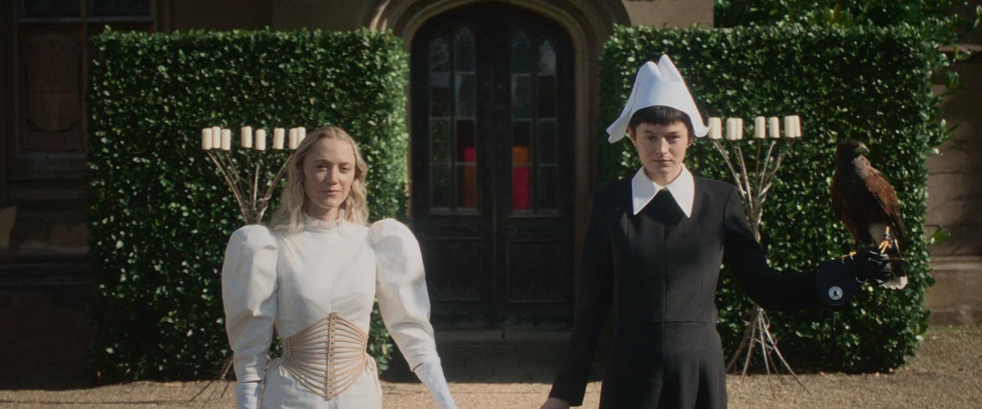 Emma Corrin és Maika Monroe mesékkel lázad egy elnyomó, szexista világ ellen