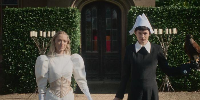 Film és Sorozat - Emma Corrin és Maika Monroe mesékkel lázad egy elnyomó, szexista világ ellen