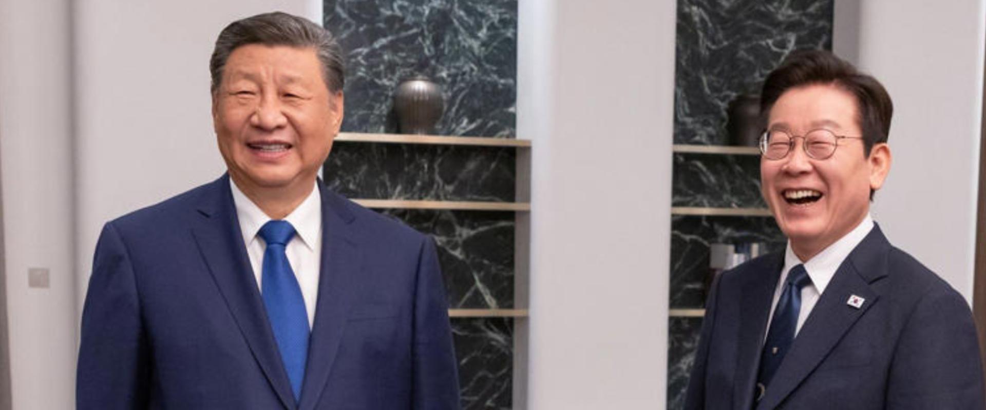 Szürreális pillanat: a kínai elnök a Xiaomi telefonokban lévő „kiskapukkal” tréfálkozott