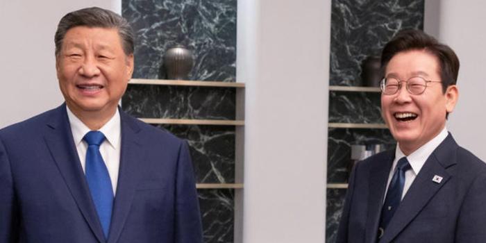 Film és Sorozat - Szürreális pillanat: a kínai elnök a Xiaomi telefonokban lévő „kiskapukkal” tréfálkozott