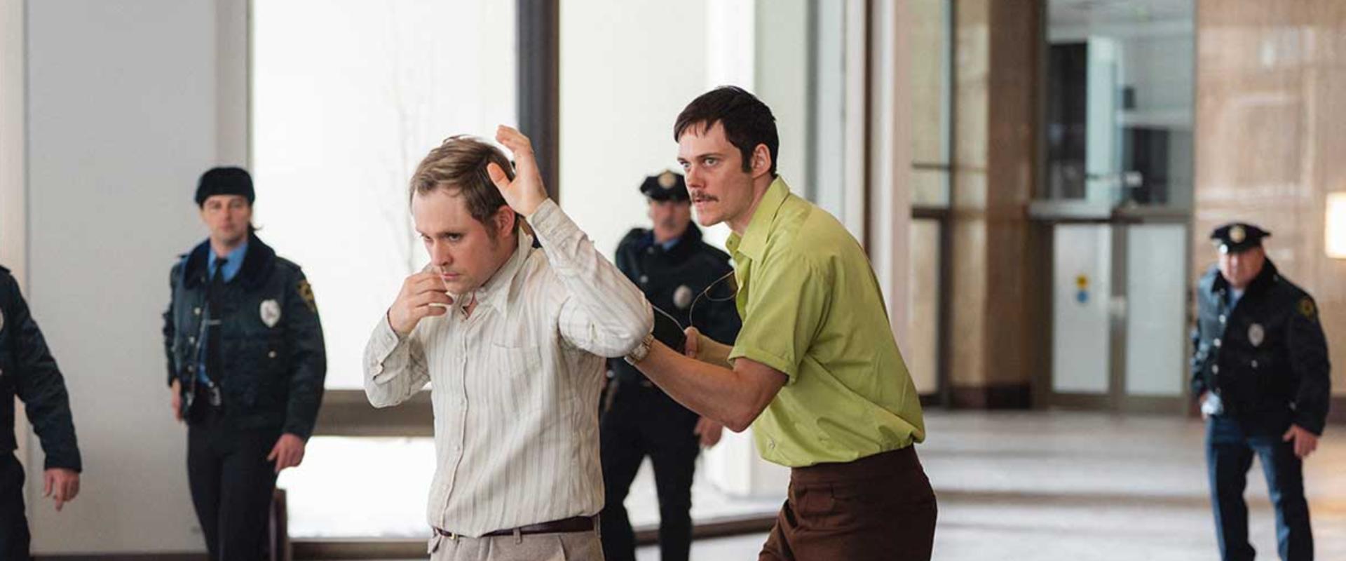 Bill Skarsgård úgy dönt, elég, és elrabol egy bankárt – előzetesen a Dead Man’s Wire