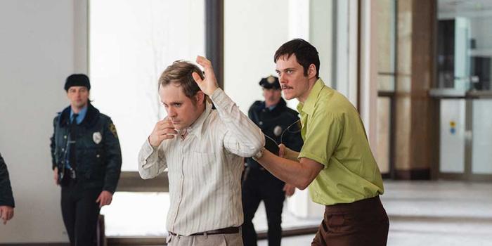 Film és Sorozat - Bill Skarsgård úgy dönt, elég, és elrabol egy bankárt – előzetesen a Dead Man’s Wire