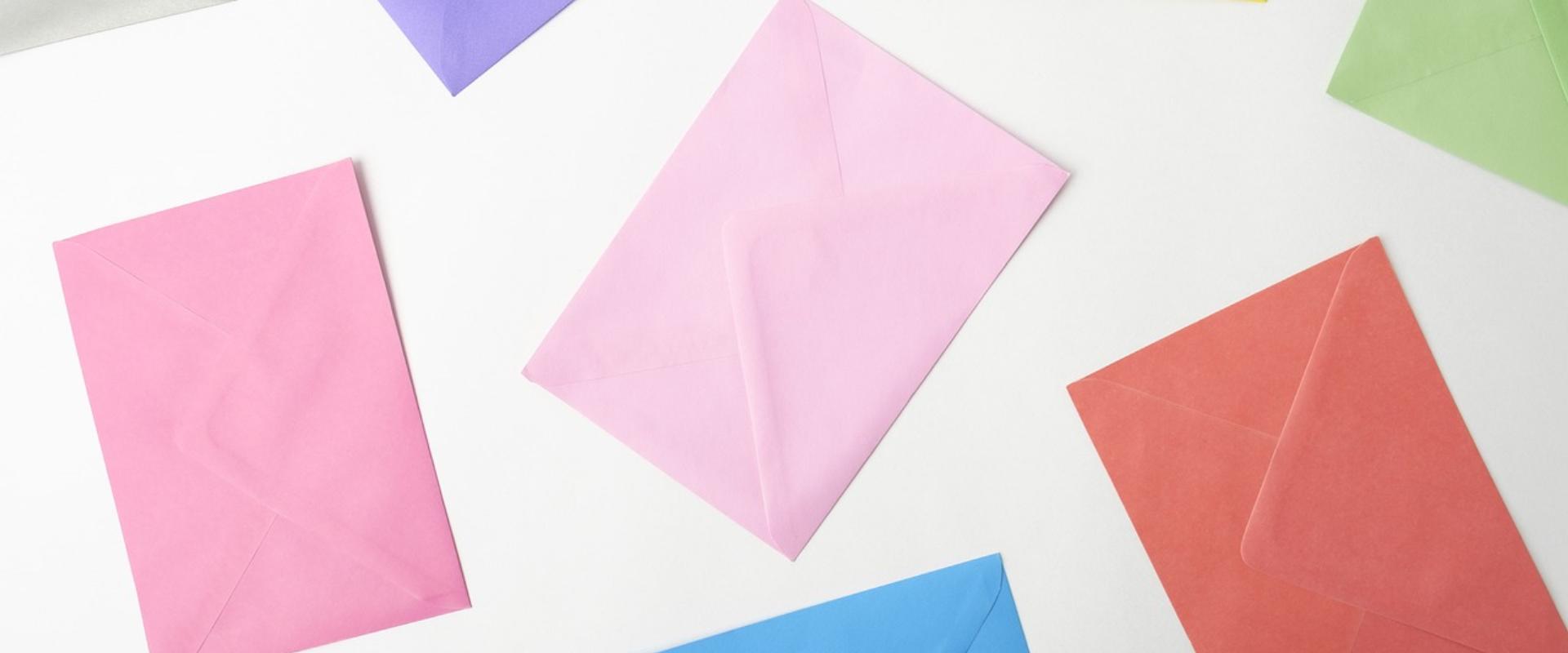 Egyedi meghívók különleges alkalmakra: tervezés és kivitelezés