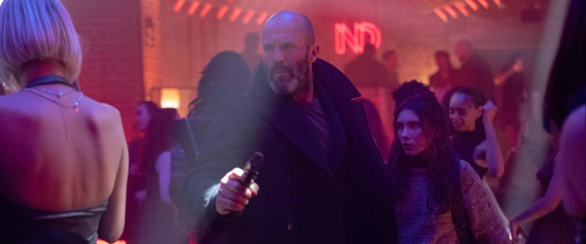 Jason Stathamnek már megint nincs kedve jó embernek lenni, de muszáj lesz – Shelter előzetes